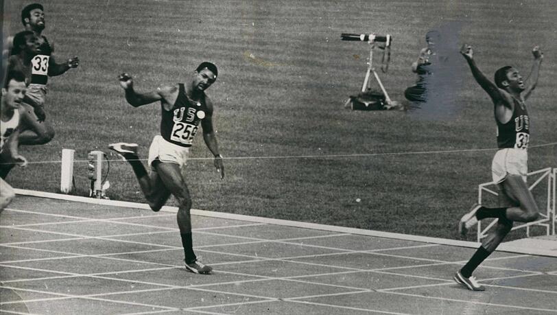 Tommie Smith (rechts) gewinnt Olympia-Gold 1968 in Mexiko-Stadt, John Carlos holt sich Bronze. Tommie Smith (rechts) gewinnt Olympia-Gold 1968 in Mexiko-Stadt, John Carlos holt sich Bronze.