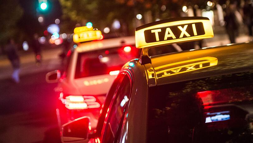 Ein nächtliches Taxi – für die, die es sich leisten können. Ein nächtliches Taxi – für die, die es sich leisten können.