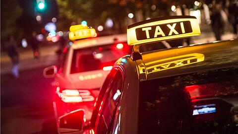 Ein nächtliches Taxi &ndash; für die, die es sich leisten können.