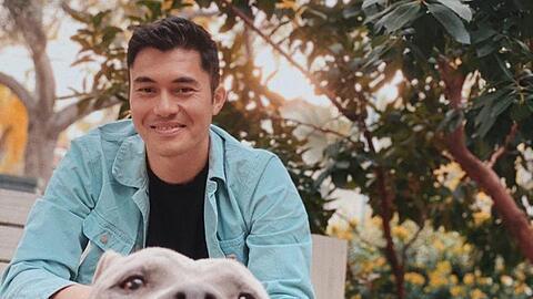 "Crazy Rich"-Star Henry Golding hat sich für die Zeit während der Corona-Krise einen Hund besorgt.