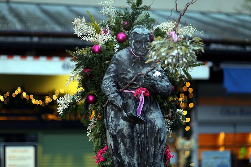 Auch Elise Aulinger am Viktualienmarkt glänzt adventlich.