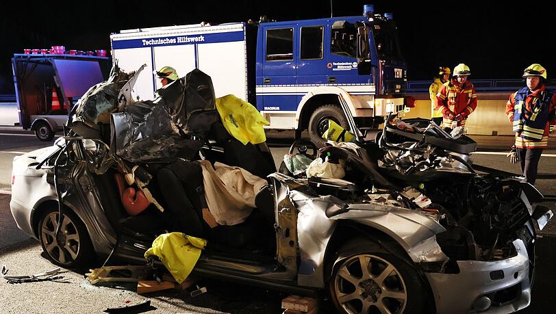 Vier Menschen, darunter ein einjähriges Mädchen, wurden schwer verletzt, als ihr Auto unter einen Lastwagen geriet.