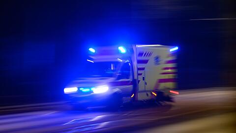 Fahrerin und Beifahrerin kommen mit Verletzungen ins Krankenhaus. (Symbolbild)