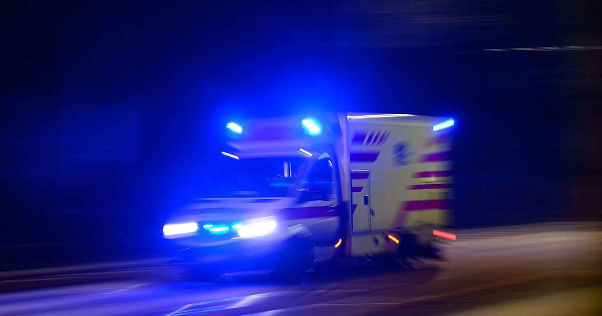 Krankentransporter-kracht-bei-Nebel-auf-Lkw-zwei-Verletzte