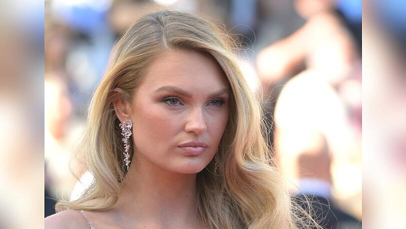 Romee Strijd bei einem Auftritt in Cannes. Romee Strijd bei einem Auftritt in Cannes.