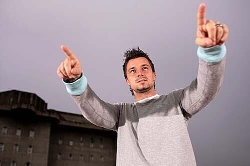 2007 wechselte er zum FC St. Pauli. Und Ludwig wurde bald heimisch am Millerntor und warf sich auch gerne...