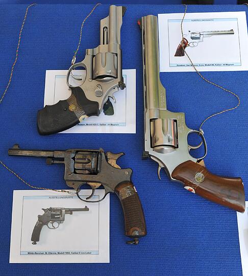 Ihr Lauf ist so lang wie ein Kopf: die 45er Magnum (rechts).
