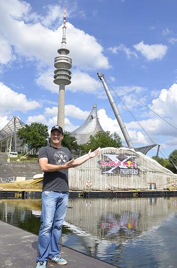 Der "Chef" der waghalsigen Strecke auf dem Olympiasee, Daniel Steffen, zeigt der AZ den Kurs.