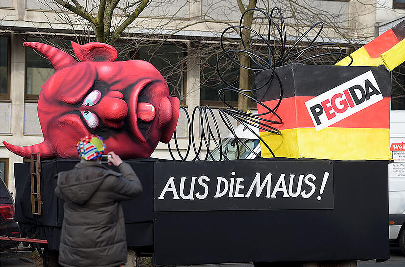 Düsseldorf: Der Motivwagen "Pegida - Aus die Maus".