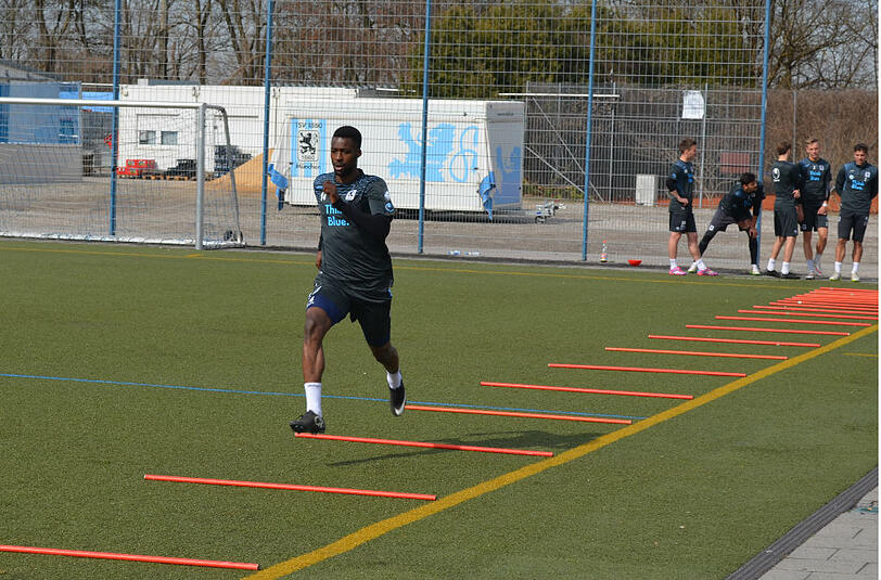 Durfte mit vier weiteren U21-Profis bei den Profis ran: Stephané Mvibudulu.