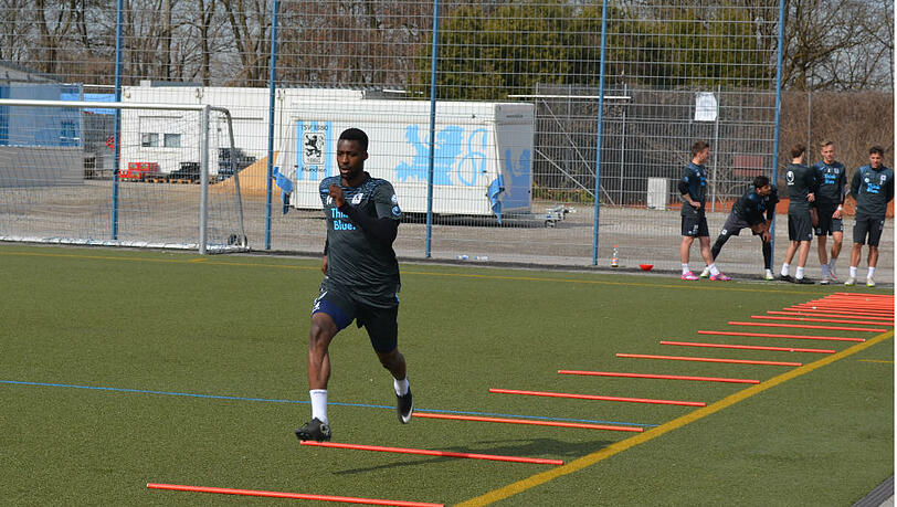 Durfte mit vier weiteren U21-Profis bei den Profis ran: Stephané Mvibudulu. Durfte mit vier weiteren U21-Profis bei den Profis ran: Stephané Mvibudulu.