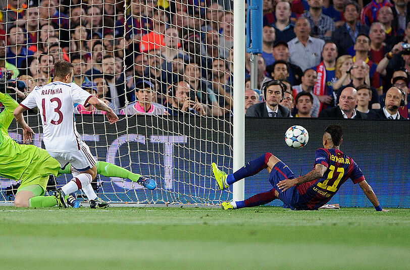 RAFINHA :	NOTE 2.
Was für eine Aufgabe: Als &bdquo;Linker&ldquo; (mit Rechtsfuß) in der Dreierkette Lionel Messi stoppen. Rettete unfreiwillig bei Neymars Chance. In der Viererkette rechts später auch zuverlässig.