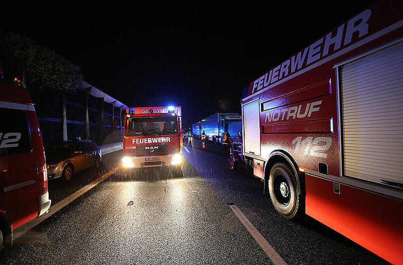An einer Baustelle auf der A9 hat sich in der Nacht auf Mittwoch ein schwerer LKW-Unfall ereignet.