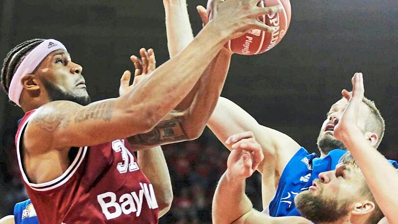 Steuern jeweils 14 Punkte zum Sieg der Bayern gegen Frankfurt bei: Booker (l.) und Barthel.