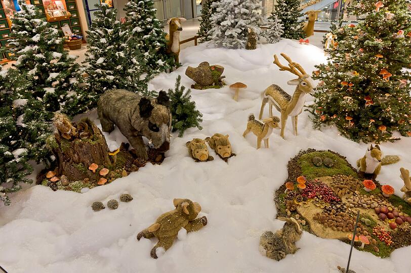 Niedliche Weihnachtsdeko im OEZ: Die Kleinen staunen oder backen Plätzchen, die Großen shoppen.