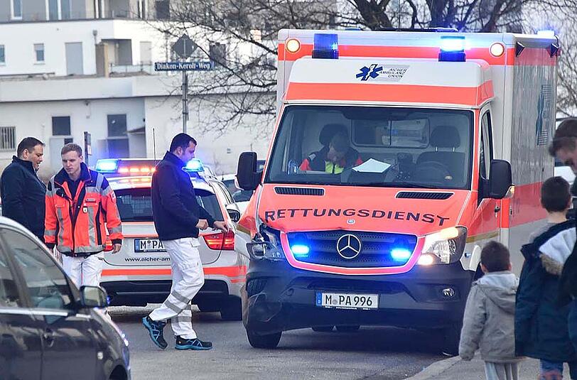 Bilder vom Verkehrsunfall auf der Ottobrunner Straße. Ein Pkw ist am Donnerstag mit einem Rettungswagen zusammengestoßen.
