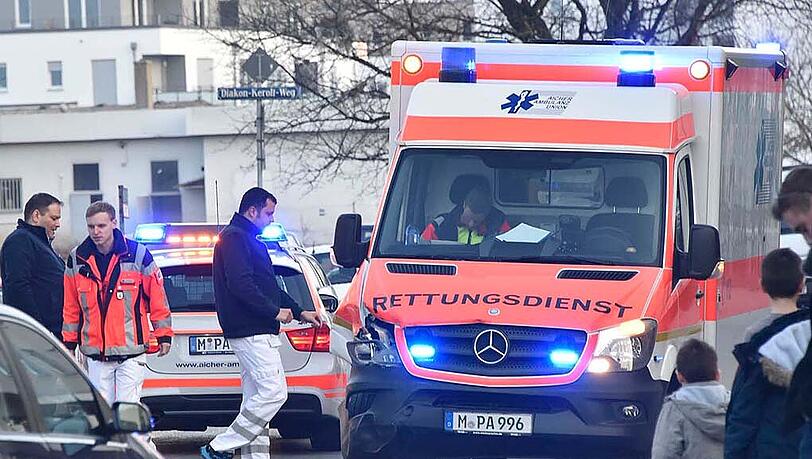 Bilder vom Verkehrsunfall auf der Ottobrunner Straße. Ein Pkw ist am Donnerstag mit einem Rettungswagen zusammengestoßen. Bilder vom Verkehrsunfall auf der Ottobrunner Straße. Ein Pkw ist am Donnerstag mit einem Rettungswagen zusammengestoßen.