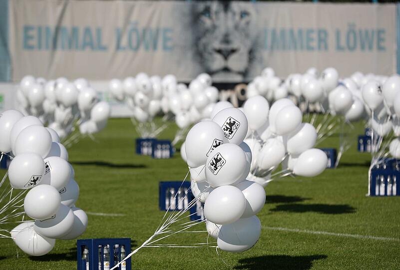 Insgesamt wurden 1860 Luftballons auf dem Trainingsplatz der Sechzger verteilt.