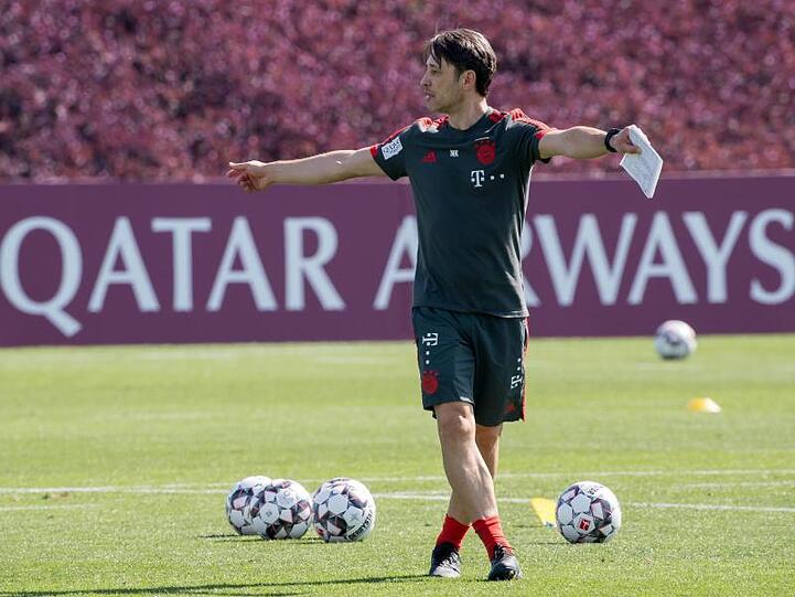 Trainer Niko Kovac vom Fußball-Bundesligisten FC Bayern München steht während einer Übungseinheit auf dem Platz. Foto: Peter Kneffel