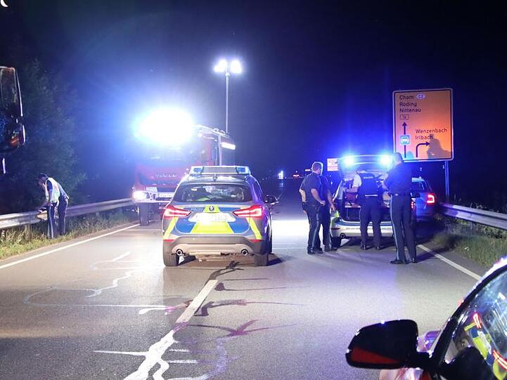 Polizeiautos stehen auf der B16 in Höhe Wenzenbach. Foto: Alexander Auer