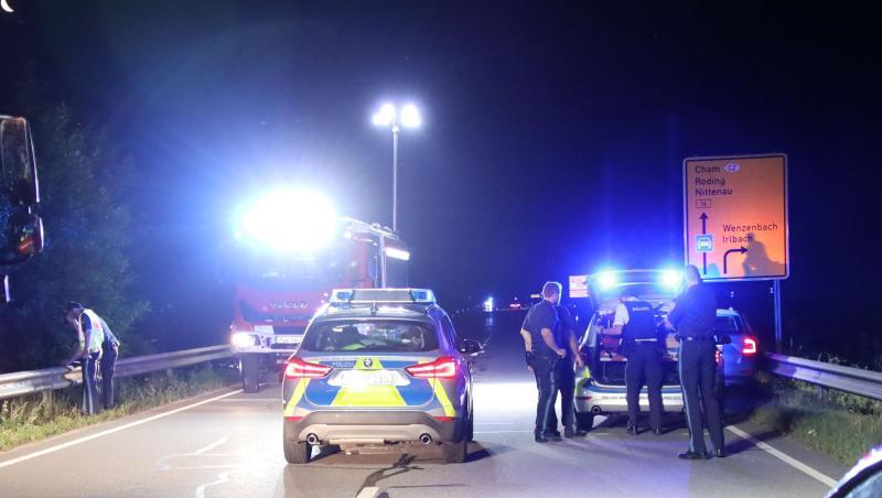Polizeiautos stehen auf der B16 in Höhe Wenzenbach. Foto: Alexander Auer Polizeiautos stehen auf der B16 in Höhe Wenzenbach. Foto: Alexander Auer