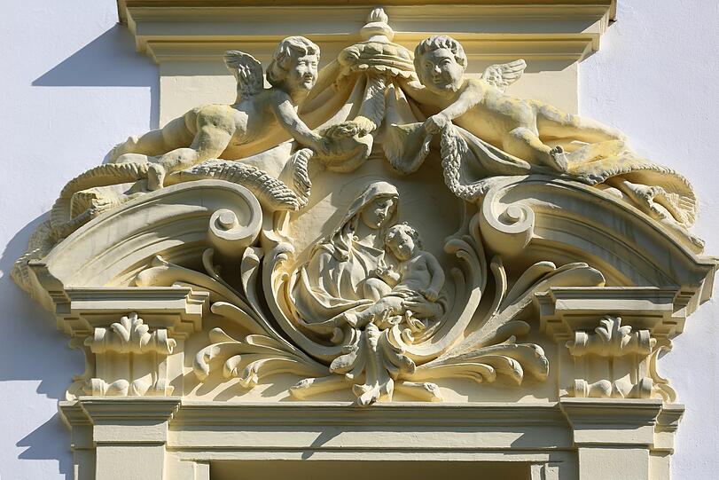 Prachtvoll restauriertes Portal der Tagesheimschule an der Hochstraße.