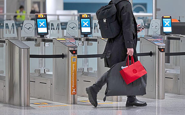 Ein Passagier geht am Flughafen München zur Sicherheitskontrolle. Die Gewerkschaft Verdi will mit einem zweitägigen Warnstreik am Münchner Flughafen den Druck in den Tarifverhandlungen im öffentlichen Dienst machen. +++ dpa-Bildfunk +++ Ein Passagier geht am Flughafen München zur Sicherheitskontrolle. Die Gewerkschaft Verdi will mit einem zweitägigen Warnstreik am Münchner Flughafen den Druck in den Tarifverhandlungen im öffentlichen Dienst machen. +++ dpa-Bildfunk +++