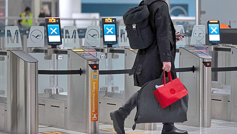 Ein Passagier geht am Flughafen München zur Sicherheitskontrolle. Die Gewerkschaft Verdi will mit einem zweitägigen Warnstreik am Münchner Flughafen den Druck in den Tarifverhandlungen im öffentlichen Dienst machen. +++ dpa-Bildfunk +++ Ein Passagier geht am Flughafen München zur Sicherheitskontrolle. Die Gewerkschaft Verdi will mit einem zweitägigen Warnstreik am Münchner Flughafen den Druck in den Tarifverhandlungen im öffentlichen Dienst machen. +++ dpa-Bildfunk +++