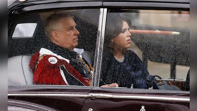 Andrew Mountbatten-Windsor soll wegen der Funkstille zu Tochter Eugenie "am Boden zerst&ouml;rt" sein.