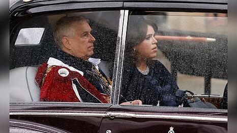 Andrew Mountbatten-Windsor soll wegen der Funkstille zu Tochter Eugenie "am Boden zerst&ouml;rt" sein.