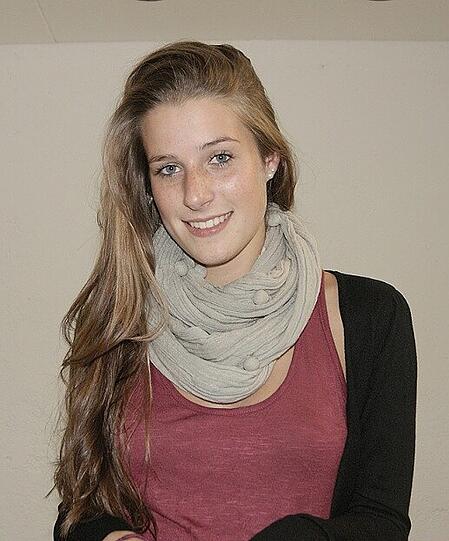 JULIA BARTEL: Julia hat im Juli ihr Abitur bestanden.