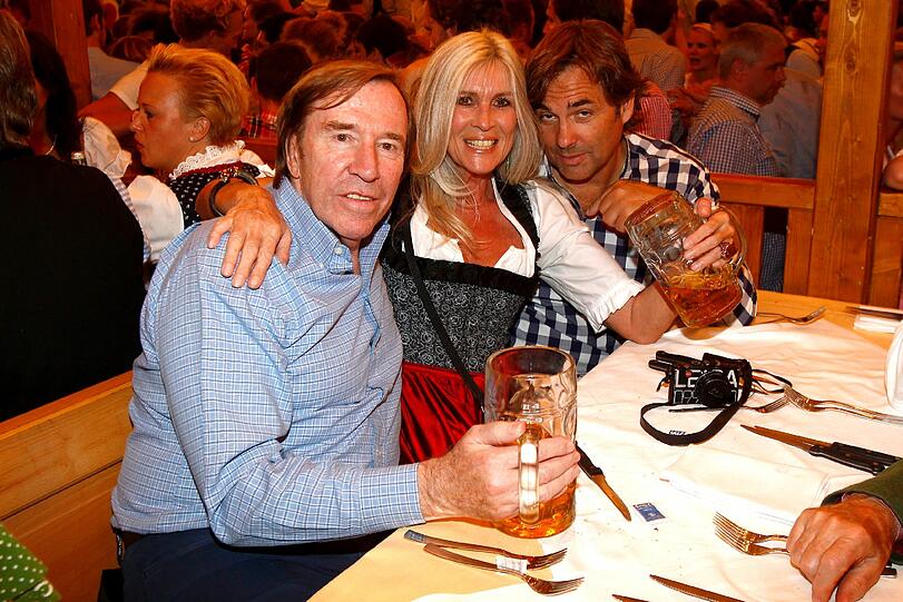 Feiern das Wiesn-Finale im Schützenfestzelt: Günter Netzer mit Ehefrau Elvira und Jetsetter Hubertus von Hohenlohe (rechts).