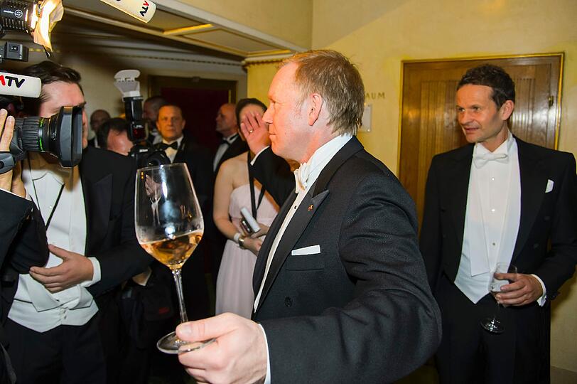 Hier tritt Johannes B. Kerner aus der Lugner-Loge. Rechts im Hintergrund: Sein Begleiter hält sich vornehm zurück.