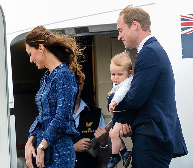Hier steigen Herzogin Kate und Prinz William mit ihrem George ins Flugzeug, das sie nach Sydney bringt.