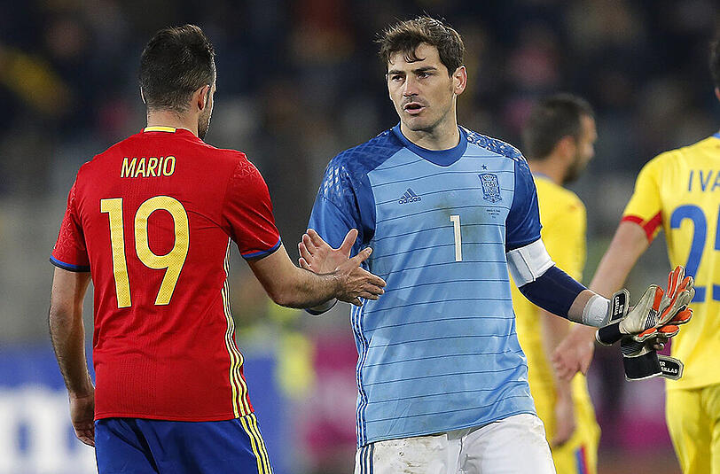 Glückwünsche zum Europarekord für Iker Casillas gab es auch von den Teamkollegen.