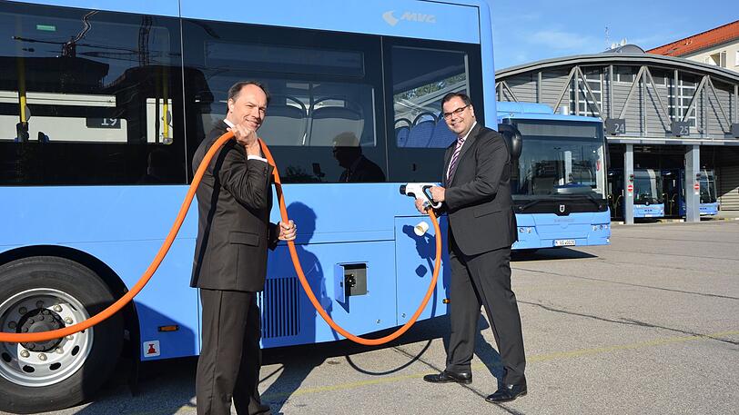MVG-Buschef Ralf Willrett und MVG-Chef Ingo Wortmann vor den neuen E-Bussen.