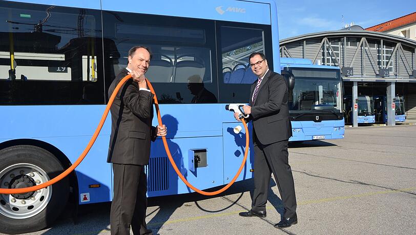 MVG-Buschef Ralf Willrett und MVG-Chef Ingo Wortmann vor den neuen E-Bussen. MVG-Buschef Ralf Willrett und MVG-Chef Ingo Wortmann vor den neuen E-Bussen.