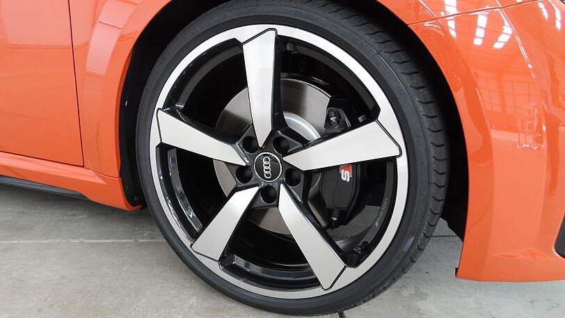 Der neue Audi TTS rollt auf speziellen, bis zu 20 Zoll großen Felgen.