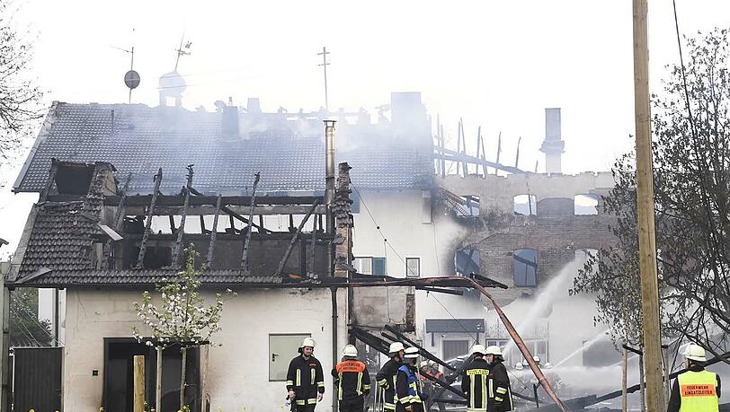 Bei einem Großbrand auf dem Reiterhof Heiming in Schechen wurden zahlreiche Gebäude zerstört, es entstand ein Sachschaden in Millionenhöhe. Bei einem Großbrand auf dem Reiterhof Heiming in Schechen wurden zahlreiche Gebäude zerstört, es entstand ein Sachschaden in Millionenhöhe.