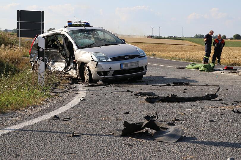 Bei Rothenburg ob der Tauber ist es am Sonntag zu einem schrecklichen Unfall gekommen. Zwei Menschen starben noch an der Unfallstelle, eine junge Frau erlag ihren Verletzungen in der darauffolgenden Nacht.