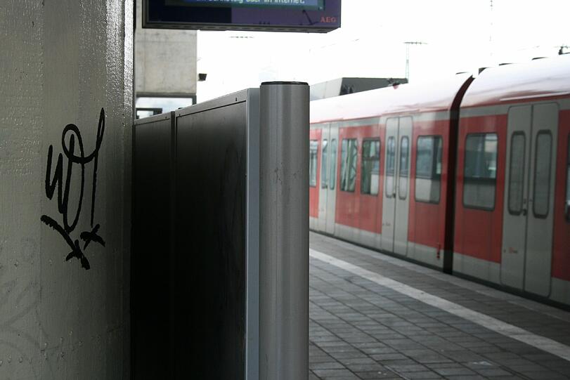 Jemand hat mit einem Edding seinen Namen, ein Tag hinterlassen.