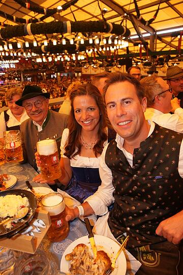 Prost! Kristina Frank mit ihrem Mann Felix Frank.