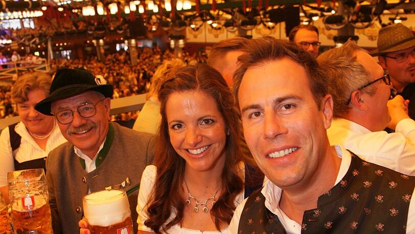Prost! Kristina Frank mit ihrem Mann Felix Frank. Prost! Kristina Frank mit ihrem Mann Felix Frank.