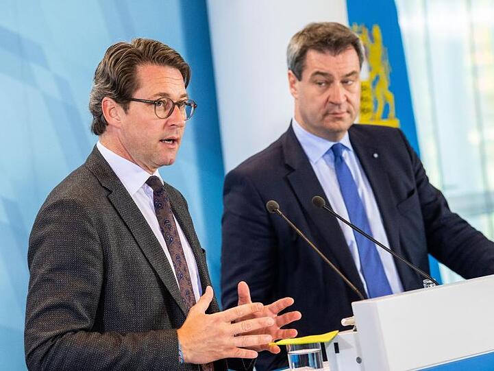 Andreas Scheuer (alle CSU, l-r) und Markus Söder nehmen an einer Pressekonferenz teil. Foto: Lino Mirgeler/dpa/Archivbild