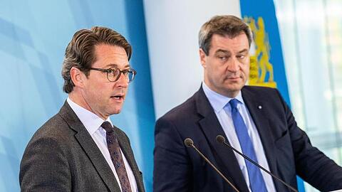 Andreas Scheuer (alle CSU, l-r) und Markus Söder nehmen an einer Pressekonferenz teil. Foto: Lino Mirgeler/dpa/Archivbild