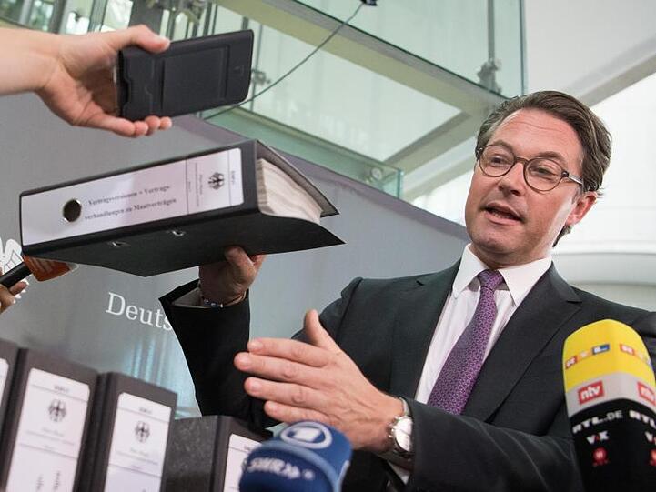 Jede Menge Transparenz: Bundesverkehrsminister Andreas Scheuer (CSU) präsentiert Aktenordner mit Vertragsentwürfen zur Pkw-Maut.