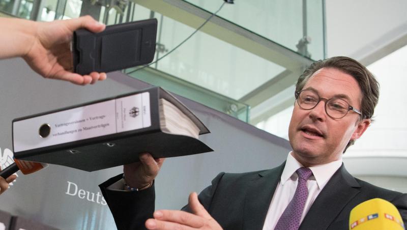 Jede Menge Transparenz: Bundesverkehrsminister Andreas Scheuer (CSU) präsentiert Aktenordner mit Vertragsentwürfen zur Pkw-Maut. Jede Menge Transparenz: Bundesverkehrsminister Andreas Scheuer (CSU) präsentiert Aktenordner mit Vertragsentwürfen zur Pkw-Maut.