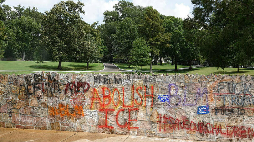 Spuren der Verwüstung: Die mit Protestparolen besprühte Mauer um das Presley-Anwesen "Graceland".