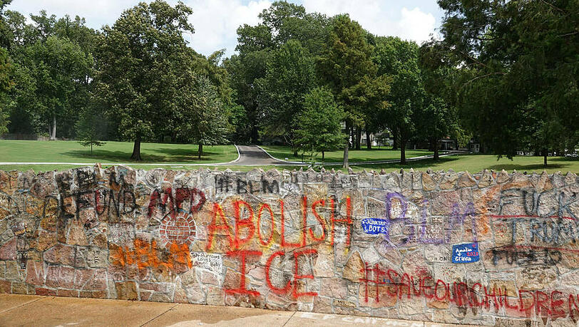 Spuren der Verwüstung: Die mit Protestparolen besprühte Mauer um das Presley-Anwesen "Graceland". Spuren der Verwüstung: Die mit Protestparolen besprühte Mauer um das Presley-Anwesen "Graceland".