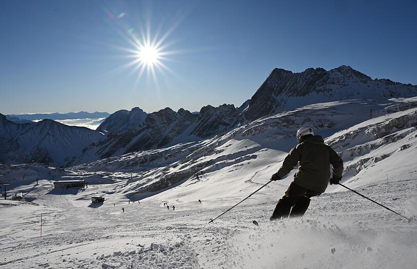 Bei Sonnenschein und unter blauem Himmel sind auf der Zuspitze Wintersportler in die Saison gestartet.